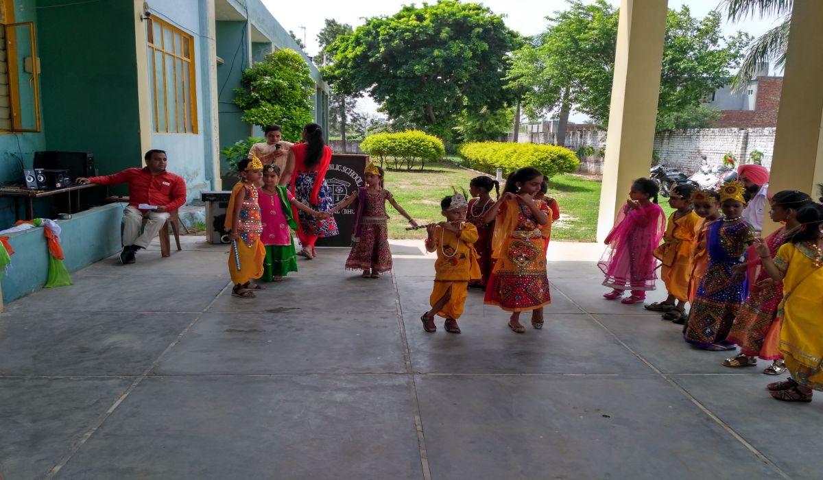 Photo Gallery Developed By Sanjivani Solutions